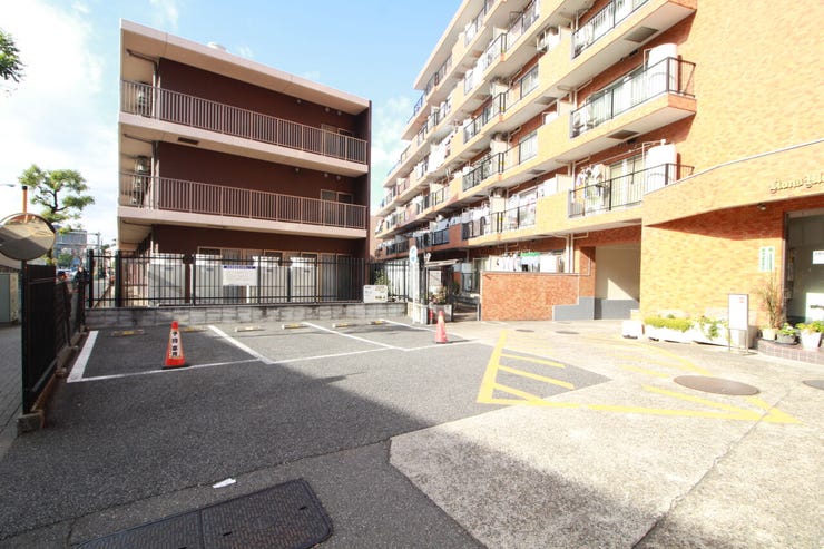 敷地内にカースペースがあれば、お出かけやお買い物の際の搬入出もらくらくです。