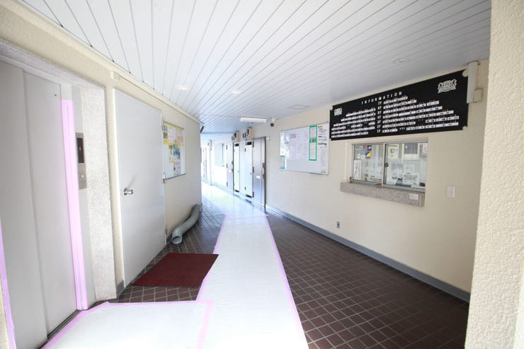 エントランスホール近くには来客時に使用できるロビーがあります。