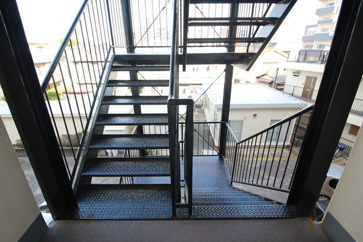 【階段・廊下】共用部分はしっかりと管理されており、清潔で快適な環境が保たれています。日々のメンテナンスも行き届いているので安心です。