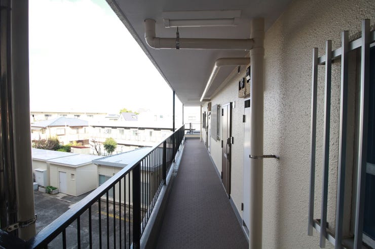 廊下は日々しっかり清掃されており、いつでも清潔で気持ちよくご利用いただけます。管理体制の良さが感じられる空間です。