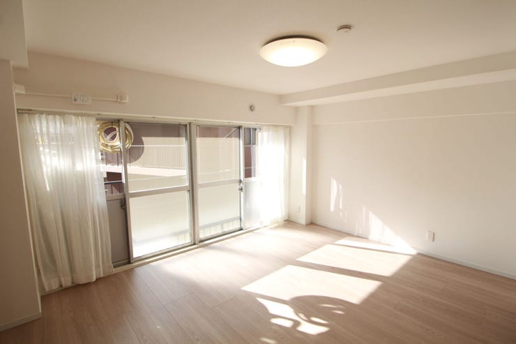 ダイニングテーブルやTVボード等ゆとりを持って配置できる広さです。家具のレイアウトも新生活スタートの楽しみの一つですね。