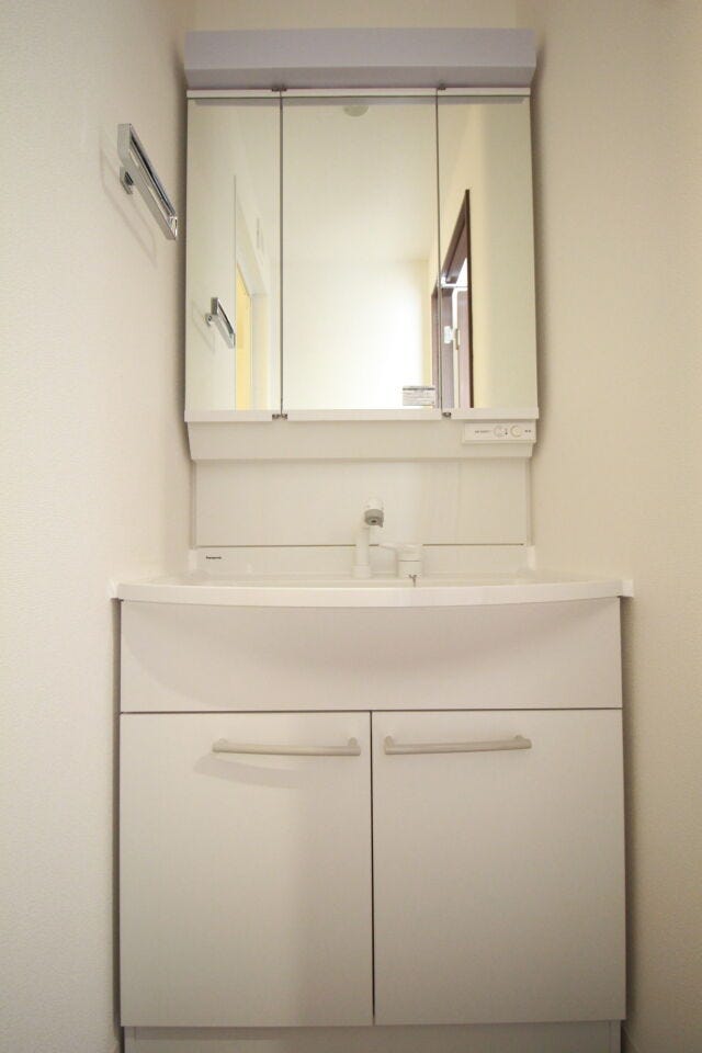 【洗面台】取り付けられた照明が優しい印象を与えてくれるので、朝の準備もスムーズに進みそうですね。