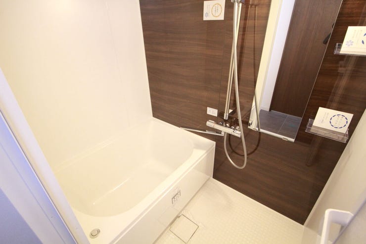 1日の疲れを癒すユニットバス・・・柔らかな曲線で構成された半身浴も楽しめるバスタブが心地よさをもたらします。