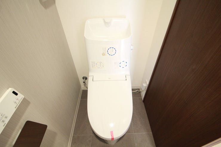 いつも清潔なスペースであってほしいのが毎日使うトイレです。掃除がしやすいのはもちろん、落ち着けるスペースにしたいですね。