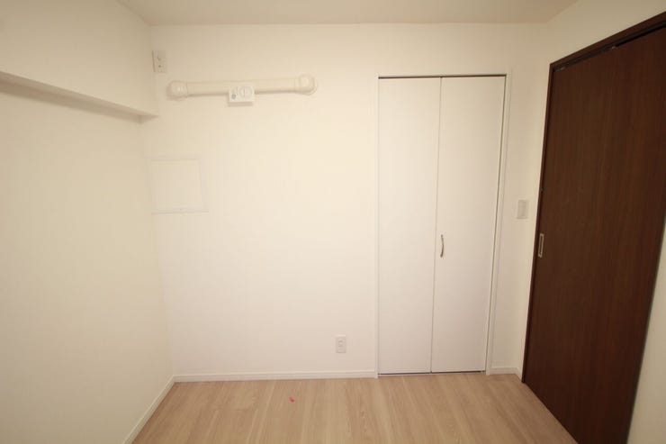 シンプルなデザインの洋室に収納を完備。生活に必要なものをすっきり片付けられ、快適な空間が保てます。
