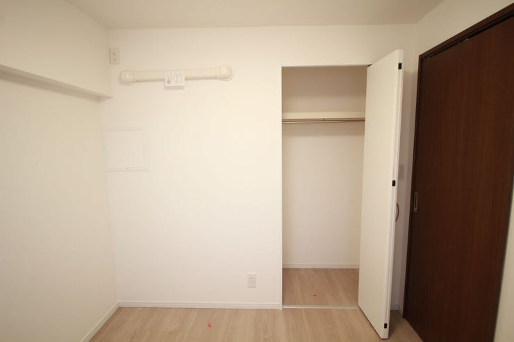 【クローゼット】各居室に完備!快適にお過ごしいただけます。荷物の多い方でもストレスなく生活できる素敵なマンションです。