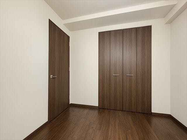 5.5帖洋室:クローゼット完備です。大切なお洋服などはこちらにしまっておけます。
※家具消し加工をしています。(2025年11月15日撮影)