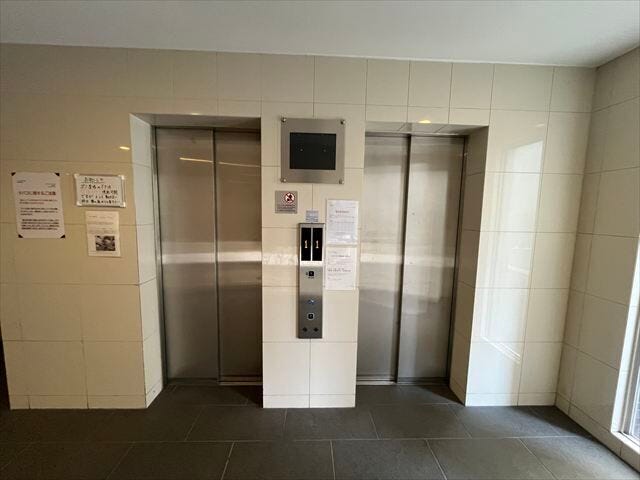 朝や夕方の混み合う時間にも2台のエレベーターは助かります(2025年6月2日撮影)