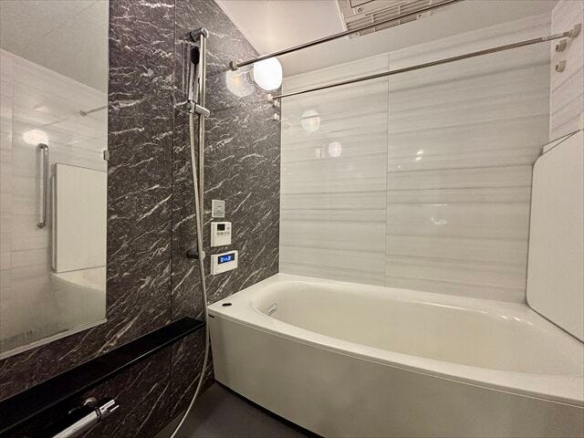 1日の疲れは、ミストサウナ付きのバスルームで。浴室暖房乾燥機もついているので、冬場もあたたかく凍えることがありません。急な雨でも洗濯物が干せるので安心です!
(2025年11月15日撮影)