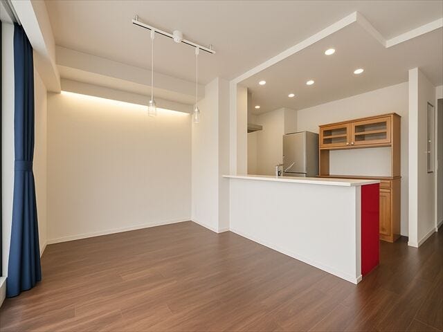 約19帖のゆとりあるリビング。食事スペースとくつろぎスペースを分けられます♪
※家具消し加工をしています。(2025年11月15日撮影)