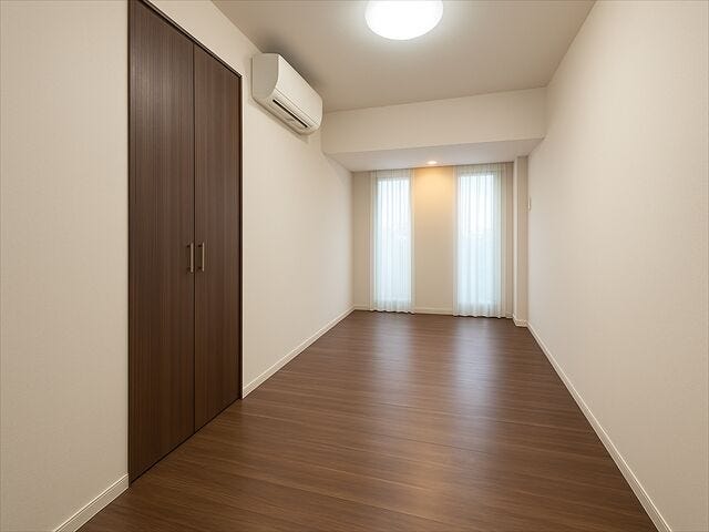 6帖洋室。横長ですが収納もあり、家具のレイアウトがしやすいお部屋です。どんな配置にしようか今からわくわくしますね!
※家具消し加工をしています。(2025年11月15日撮影)