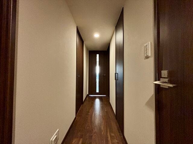 みんなが集まるリビングまで、玄関から一直線の廊下。風通しもよさそうです♪
(2025年11月15日撮影)