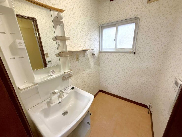 ◆洗面室◆
清潔感のある一面鏡タイプの洗面化粧台を採用。左右に照明があり、顔全体を明るく照らしてくれるので、朝の身支度やお化粧も快適です。下部収納もたっぷりあり、日用品の整理にも便利です☆