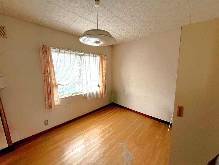 ◆2F洋室(約6.0帖)◆
あなたのアイデアを形にする完璧なキャンバス!明るい窓からはたっぷりの自然光が差し込んで、リラックスした雰囲気を演出☆日当たり良好で、毎朝の目覚めが楽しくなります♪