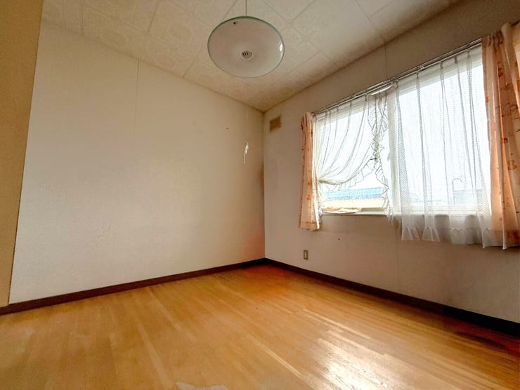 ◆2F洋室(約6.0帖)◆
レイアウトは一般的に家具の配置が比較的自由で、収納スペースや動線を考慮しやすいです!家具の配置やアクセサリーの配置次第で、自分らしい空間を作りやすいです☆