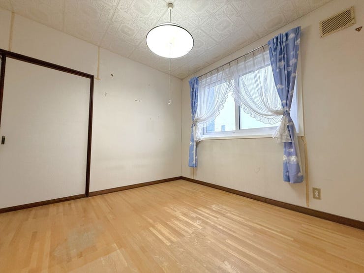 ◆2F洋室(約6.0帖)◆
シンプルながらも使いやすく、快適な日常を提供します。生活のさまざまなニーズに応えます!アットホームなくつろぎの場所です。ご内覧も可能です!お気軽にお問い合わせください♪