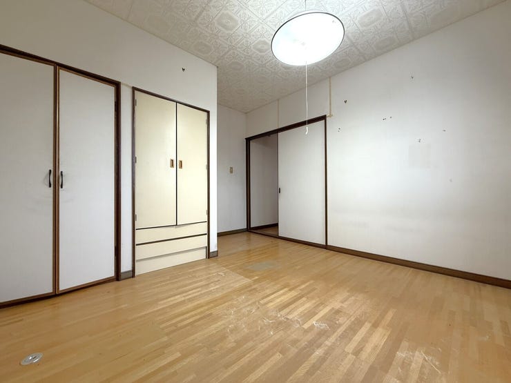 ◆2F洋室(約6.0帖)◆
約6帖の洋室は、広さもバッチリでインテリアの夢が広がります!ベッドを置いても、自由に使えるスペースが確保できます。収納も完備で荷物の多い方のも安心♪まさにあなたの城です!