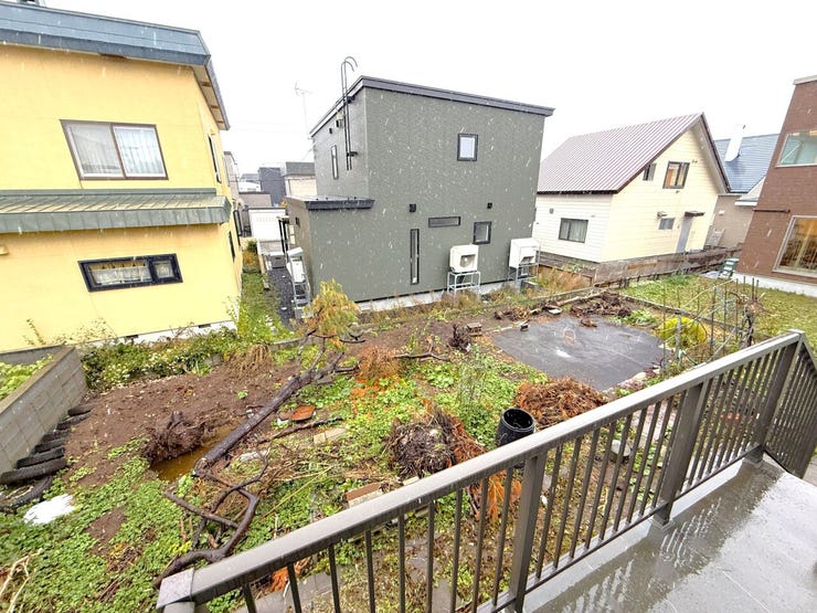 ◆庭◆
庭付きなので、ガーデニングや家庭菜園などに活用できます。外の空間を生活に取り入れられ、子どもや家族がのびのび過ごせる快適な住まいです。プライベート感もあり、ゆとりある暮らしを実現します☆