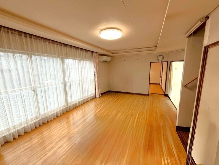 ◆LD(約16.5帖)◆
広くゆったりと家族揃って寛げるLDK。毎日の始まりと終わりをここで迎える大切な空間はいつでも心地良い空気感。落ち着いた雰囲気で過ごしたり家族でわいわい盛り上がる日も♪