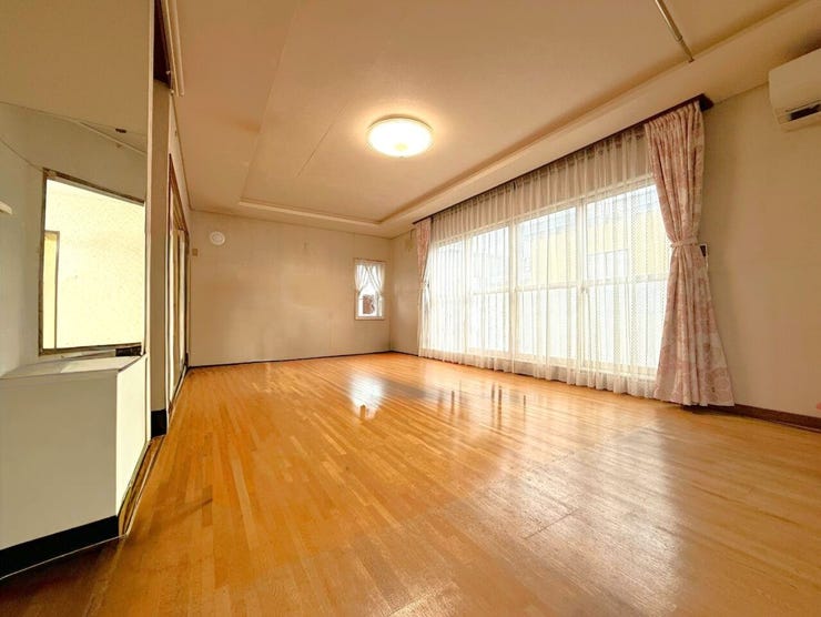 ◆LD(約16.5帖)◆
自然光がたっぷりと差し込むことで、明るく心地よい空間が広がります。家族や友人との集まりが一層楽しくなり、日常のひとときが特別なものに♪デザイン性と機能性が融合したLDK!