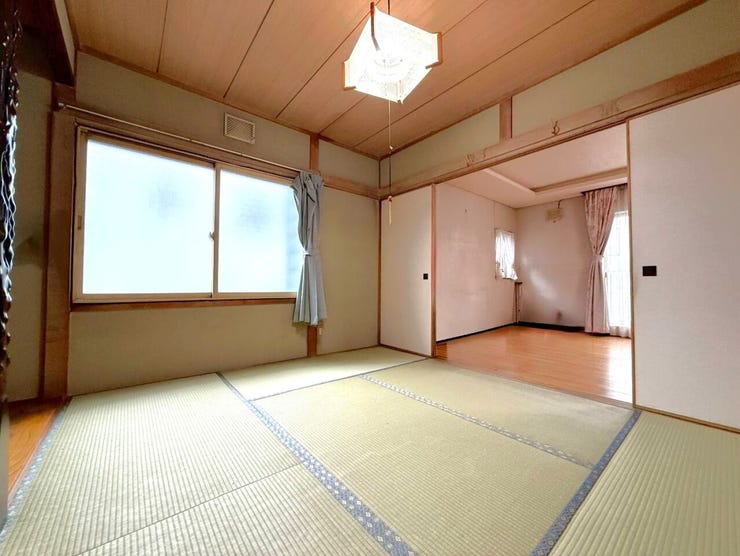 ◆和室(約6.0帖)◆
隣にはリビングがあり、開放感を感じられる和室になっております。窓付きなので、日の光をお部屋にしっかり取り込めます☆リビングの家族の様子も見れ、団らんの時間も増えそうです♪