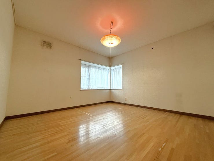 ◆1F洋室(約8.0帖)◆
約8帖の洋室は、家具を置いてもゆとりのある広さが魅力です。寝室や子ども部屋、書斎や趣味の部屋としても活用でき、家族のライフスタイルに合わせて自由に使えます☆