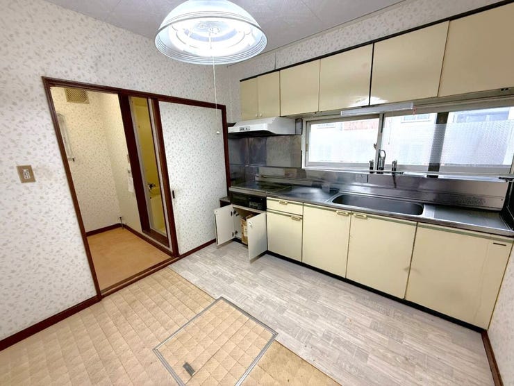 ◆キッチン◆
独立キッチンはリビングやダイニングと区切られており調理中の匂いや音を気にせず快適に使えます。収納や作業スペースも充実しており、家事動線もスムーズです!家族の食事準備も効率的にサポート♪