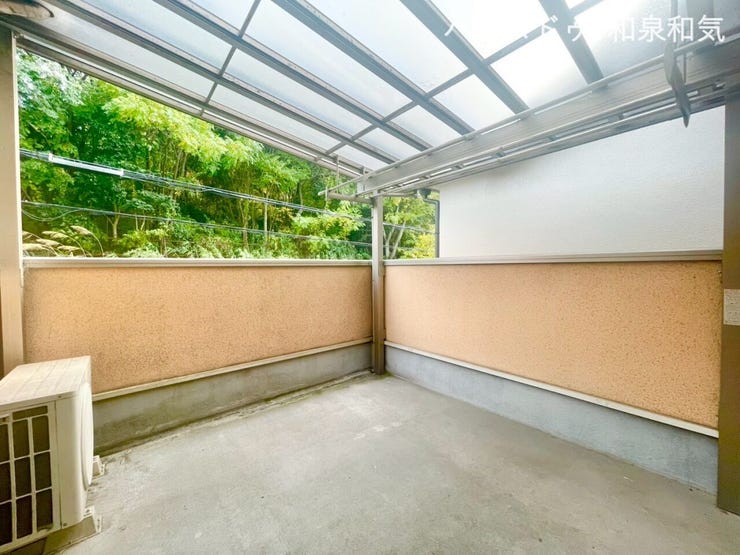 住まいのデザインに溶け込む屋根付きバルコニー。実用性と美しさを兼ね備えています。