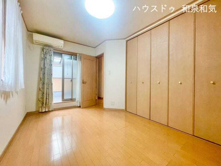 2階の6.4帖の洋室です。バルコニーから入る日差しが気持ちいいです