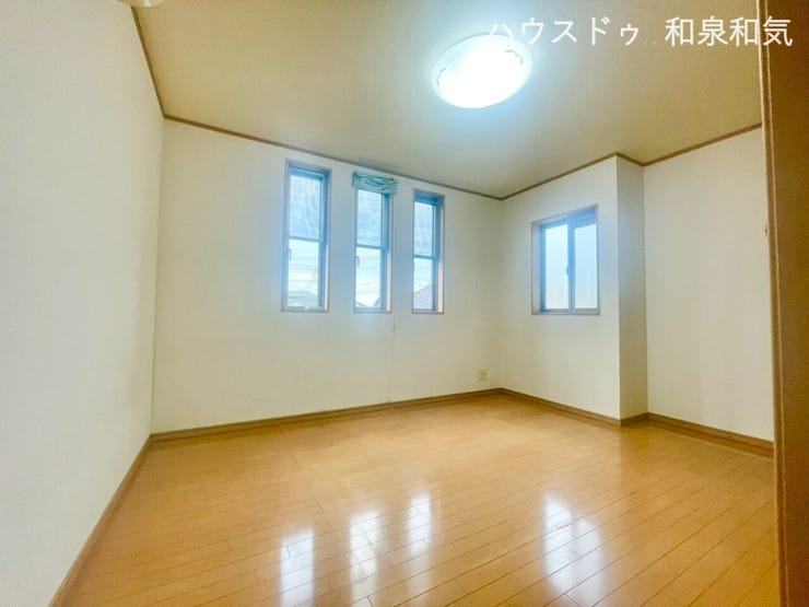 ウォークインクローゼット付きの洋室です。日差しもしっかり入る、明るい空間です