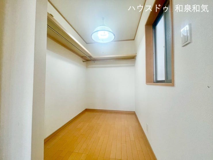 広々としたウォークインクローゼットです。