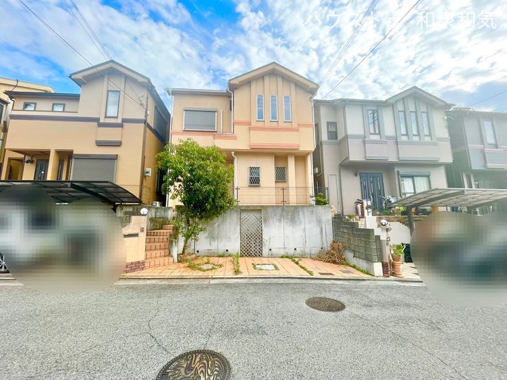 【外観】
閑静な住宅街にたたずむ4LDKのお家です!