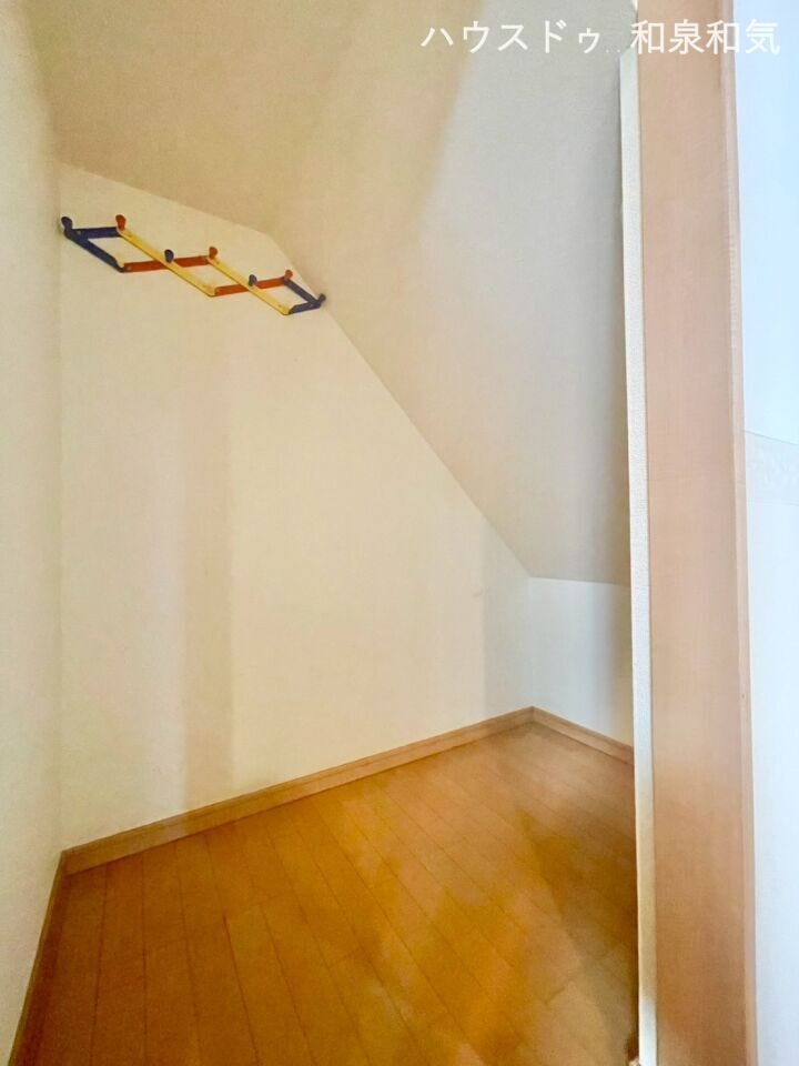 リビングには収納スペースもございます