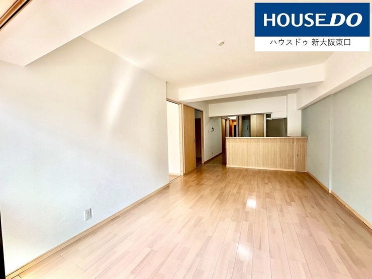 天井も高く、開放感があります。
大きめのダイニングテーブルと家族でくつろげるソファーセットが配置できます!