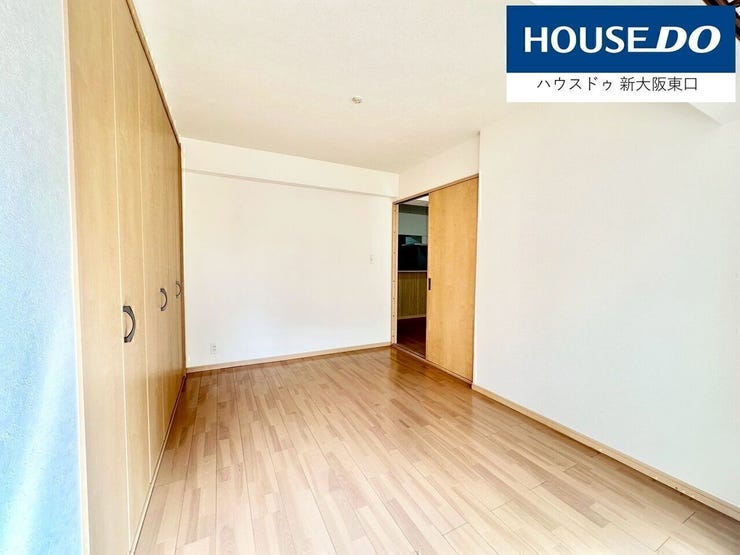 洋室5.5帖
こちらのお部屋は南向きバルコニーに面しているのでとても明るいです