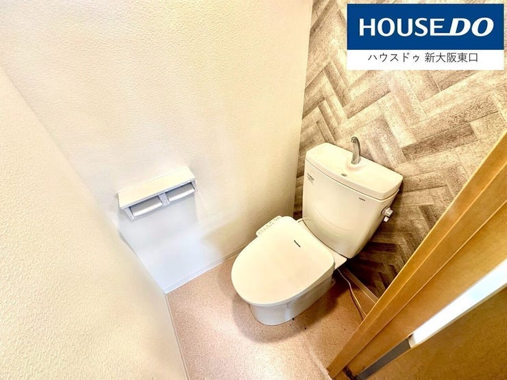 おトイレのアクセントクロスもとてもおしゃれ!
ウォシュレットがついています!