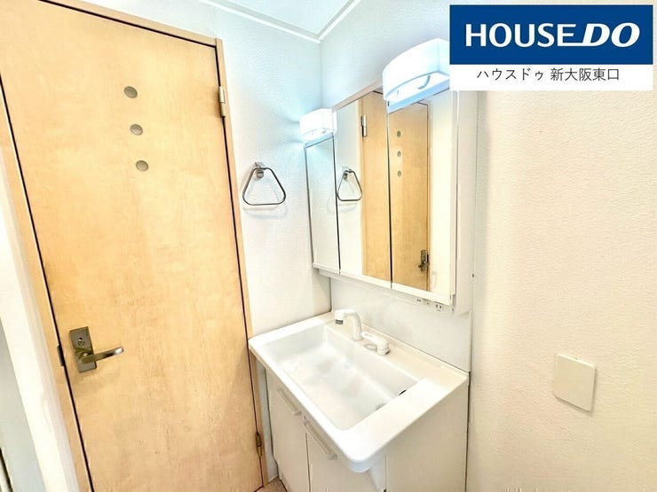 三面鏡タイプのシャンプードレッサーです。
鏡の裏が収納となりますので、荷物が散らばらなくて良いですね!