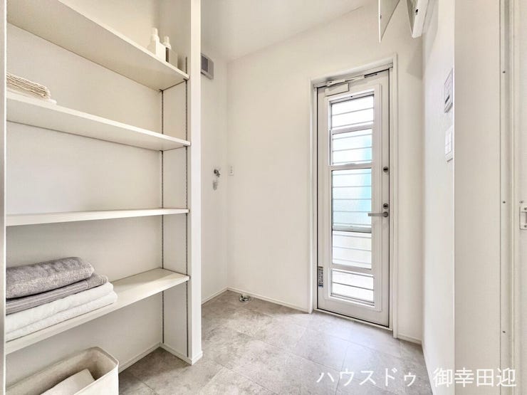 ■□■脱衣所■□■可動棚付きの脱衣スペースはお子様と一緒にお着替えをしても余裕のある広さです♪