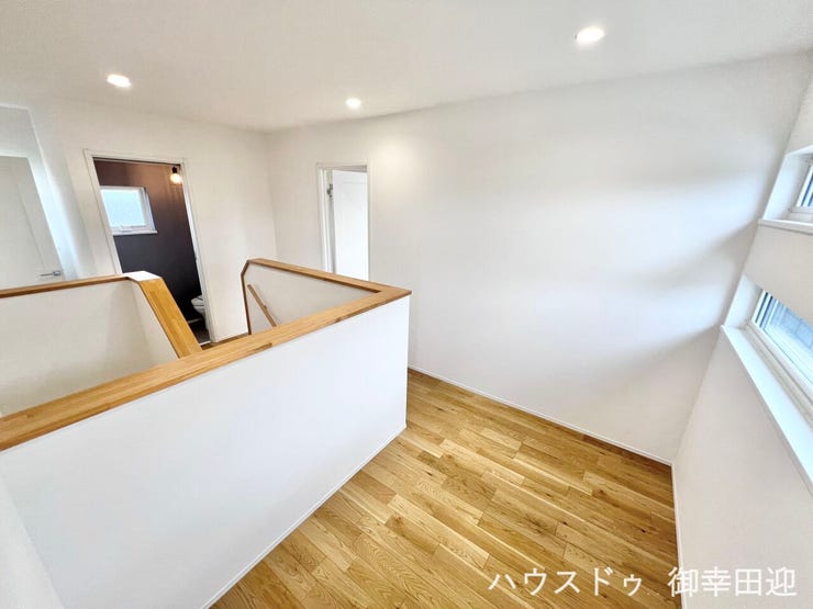 ■□■暮らしを繋ぐ、明るい動線■□■採光窓から光が差し込み、足元を優しく照らす。安全で快適な、家族の生活を支える縦の繋がりです。