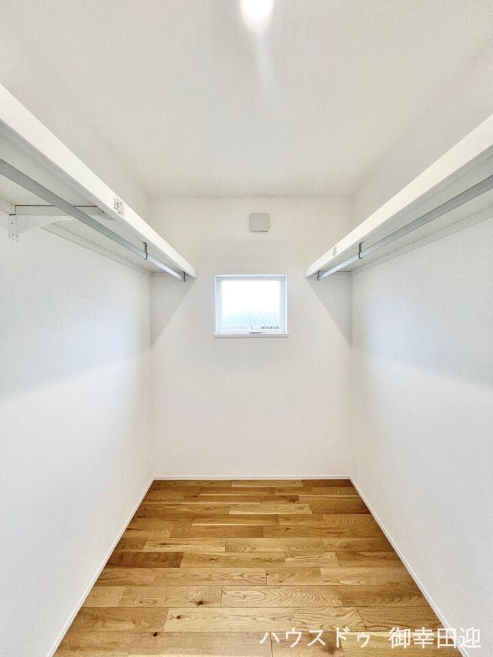 ■□■2階主寝室収納■□■衣類から小物まで一ヶ所に集約。整理整頓がしやすく、毎日のコーディネートが楽しくなるゆとりの収納です。