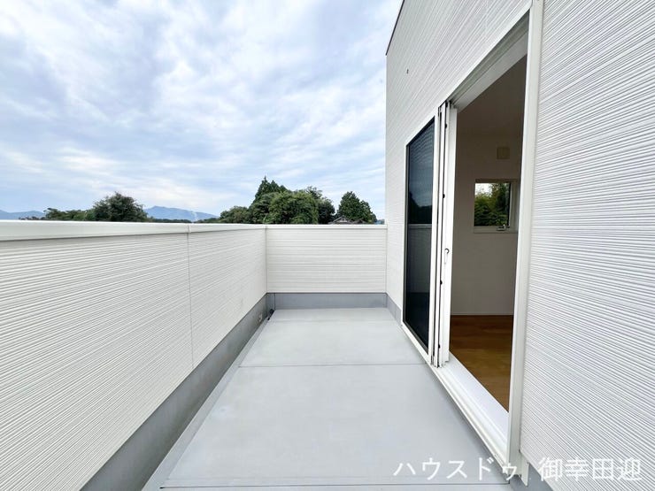 ■□■空の下の開放的な特等席■□■日光浴や読書、外の空気を感じながらリフレッシュ。暮らしを豊かにする、もう一つの心地よい空間です。