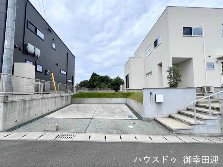 ■□■車と趣味の幅が広がる場所■□■単なる駐車スペースではない、洗車やタイヤ交換、DIYにも使える多目的な屋外スペースです。