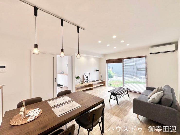 ■□■安らぎと笑顔の中心地■□■陽光が優しく降り注ぎ、会話が自然と弾む。ここでは、毎日が特別な時間へと変わります。