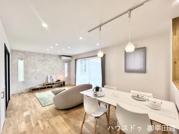 ■□■安らぎと笑顔の中心地■□■陽光が優しく降り注ぎ、会話が自然と弾む。ここでは、毎日が特別な時間へと変わります