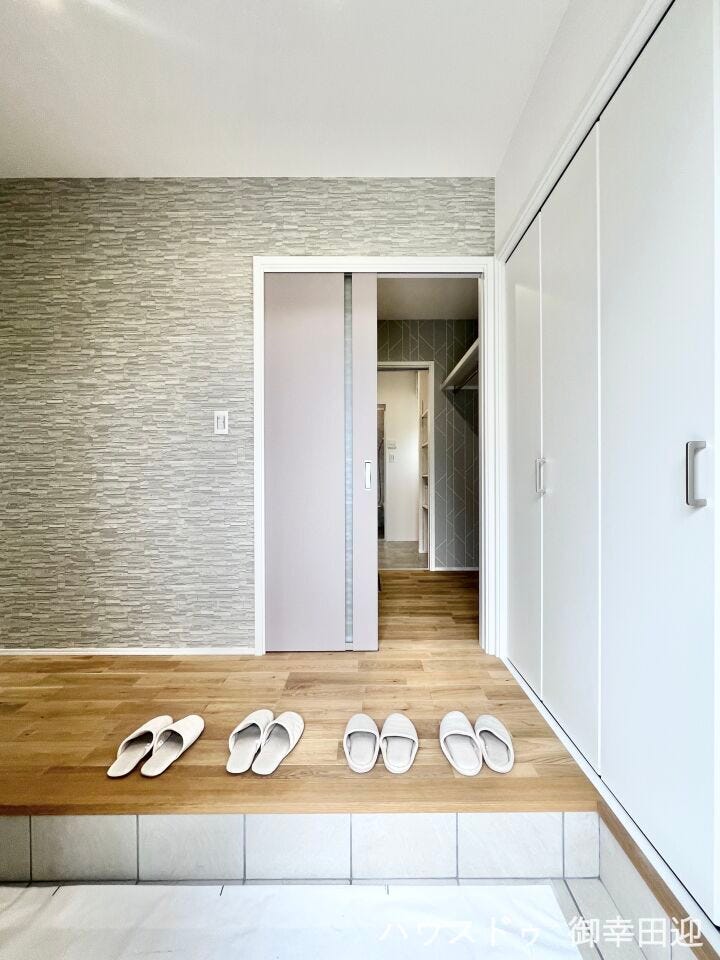 ■□■「ただいま」の安堵をくれる場所■□■訪れる人を迎え入れ、帰るたびにホッと一息つける、明るく機能的なエントランス