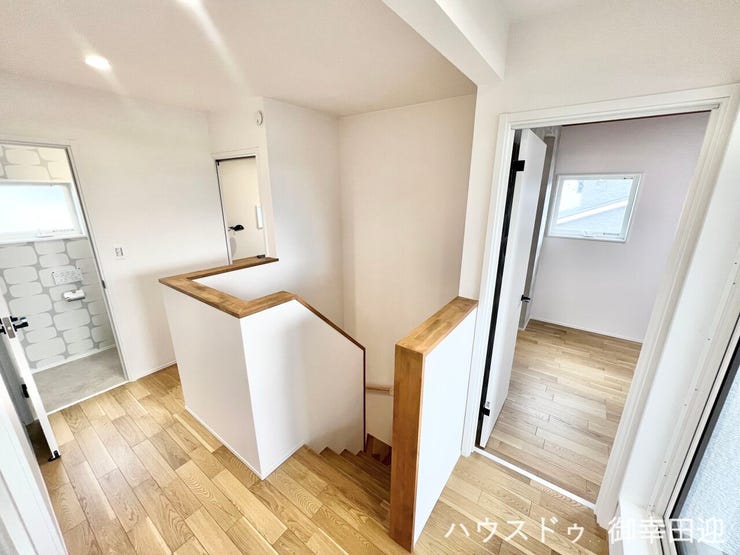 ■□■暮らしを繋ぐ、明るい動線■□■採光窓から光が差し込み、足元を優しく照らす。安全で快適な、家族の生活を支える縦の繋がりです