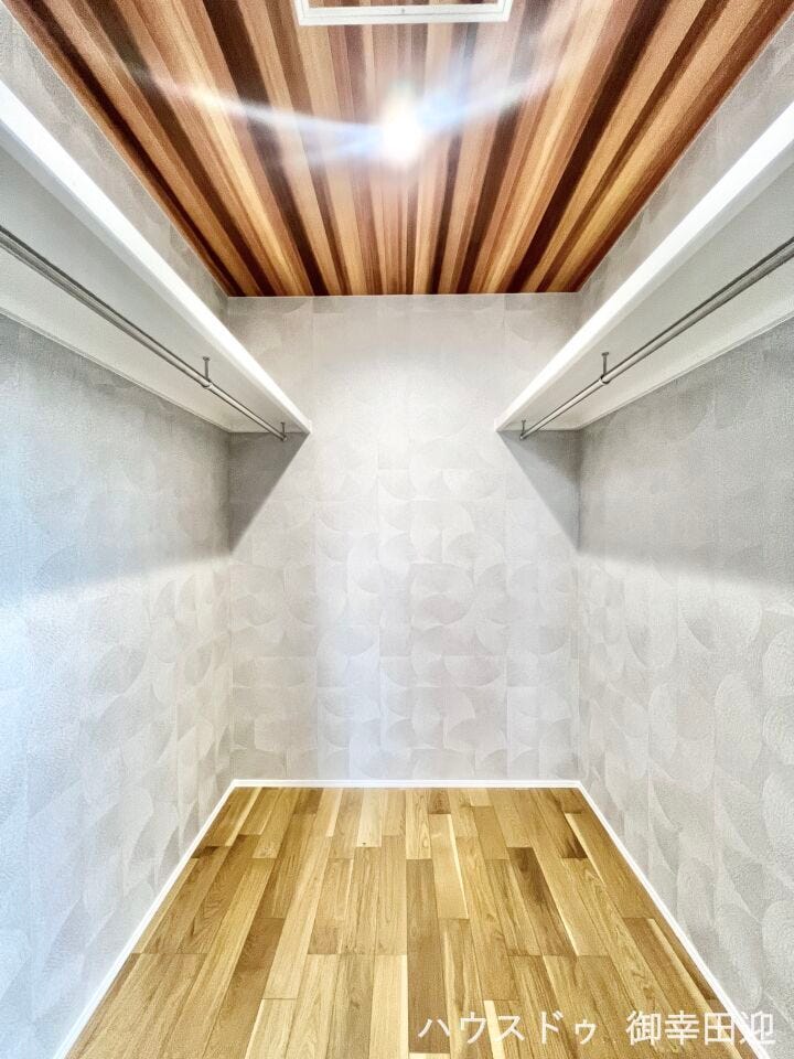 ■□■2階6帖洋室WIC■□■衣類から小物まで一ヶ所に集約。整理整頓がしやすく、毎日のコーディネートが楽しくなるゆとりの収納です