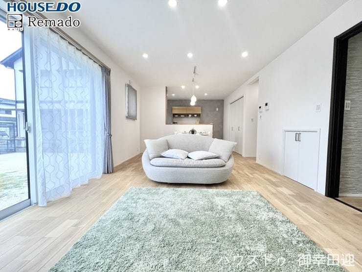 【リビング】
■□■家族の笑顔が集う、安らぎとくつろぎの中心地■□■お気に入りの家具を迎え、窓からは心地の良い光が差し込みます。