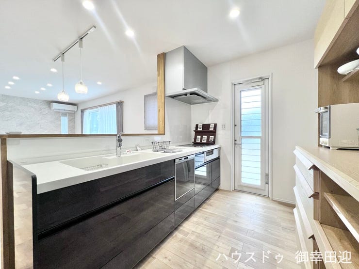 ■□■家族の「美味しい」が集まる、喜びを生み出す舞台■□■高い機能性と美しいデザインを両立。料理する人も、待つ人も、笑顔になれる場所です