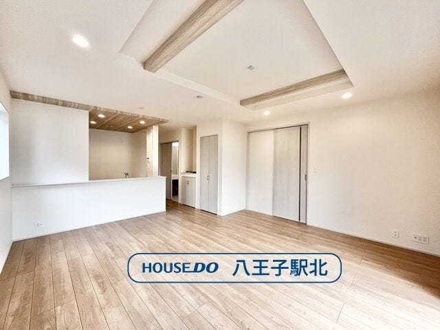 【リビング】
リビング:ご家族の憩いの場♪一緒にテレビを観たり食事をしたり、同じ時間を共有できる温かい空間となります♪
